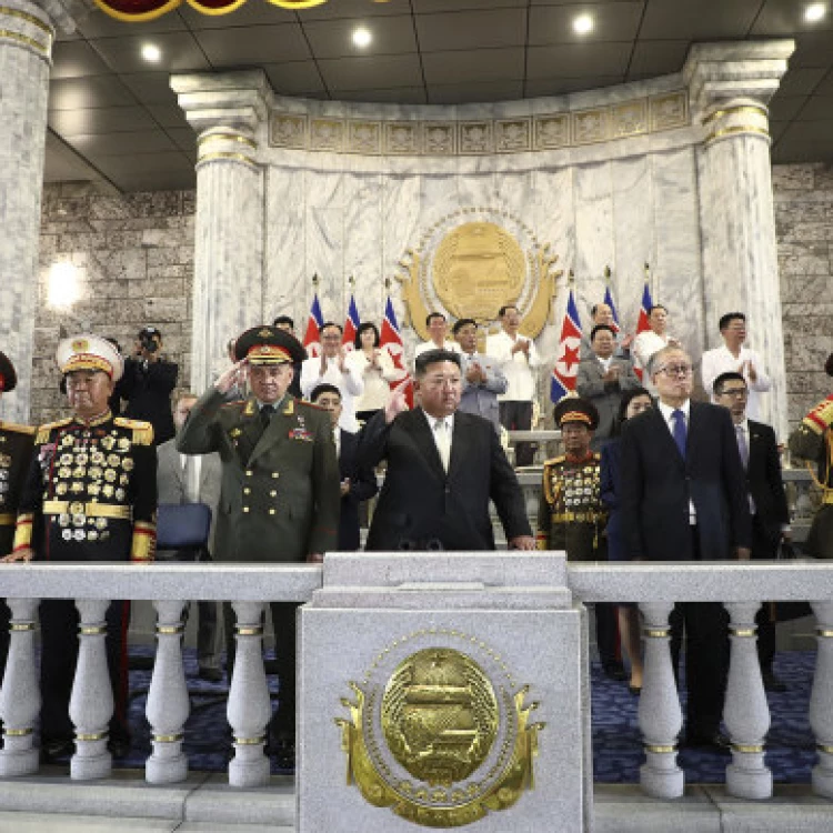 Imagen relacionada de kim jong un muestra misiles nucleares en desfile militar en corea del norte