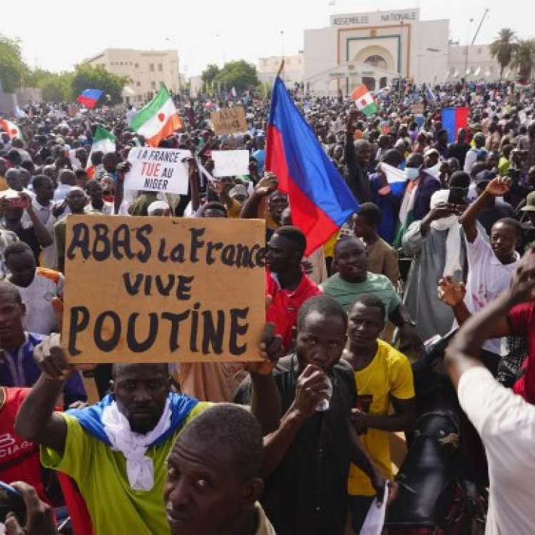Imagen relacionada de protestas masivas en niger respaldando el golpe de estado y denunciando a francia