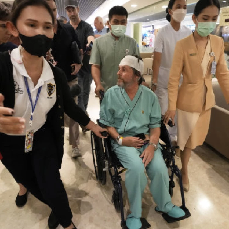 Imagen relacionada de grave incidente aereo bangkok pasajera graves lesiones