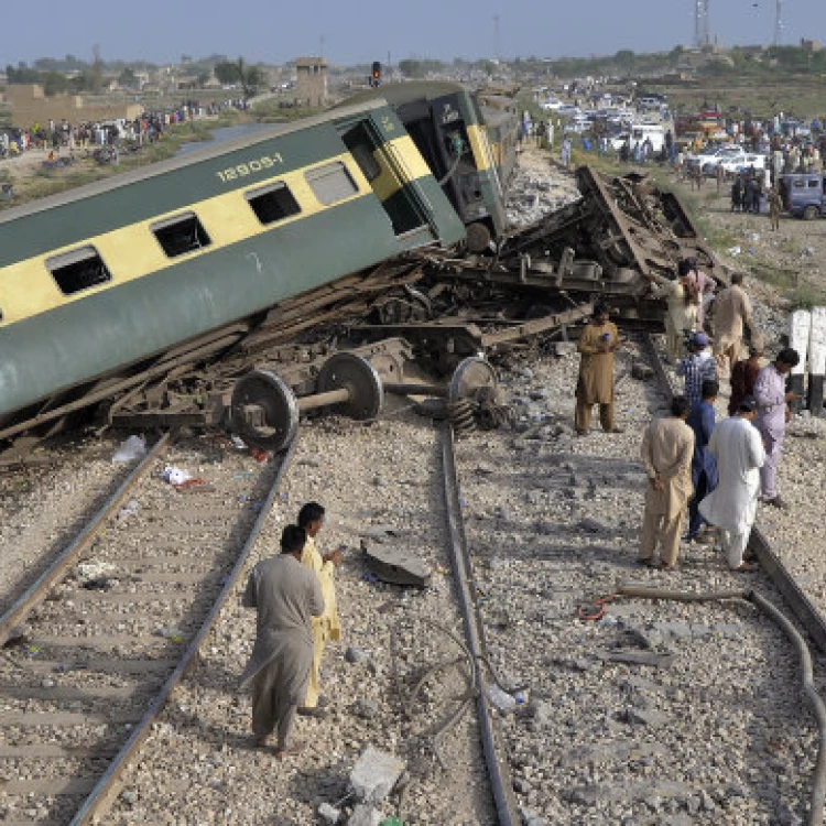 Imagen relacionada de accidente tren pakistan 30 muertos 90 heridos