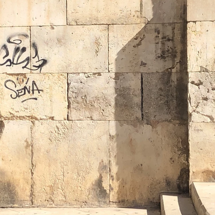 Imagen relacionada de servicio limpieza grafitis monumentos valencia