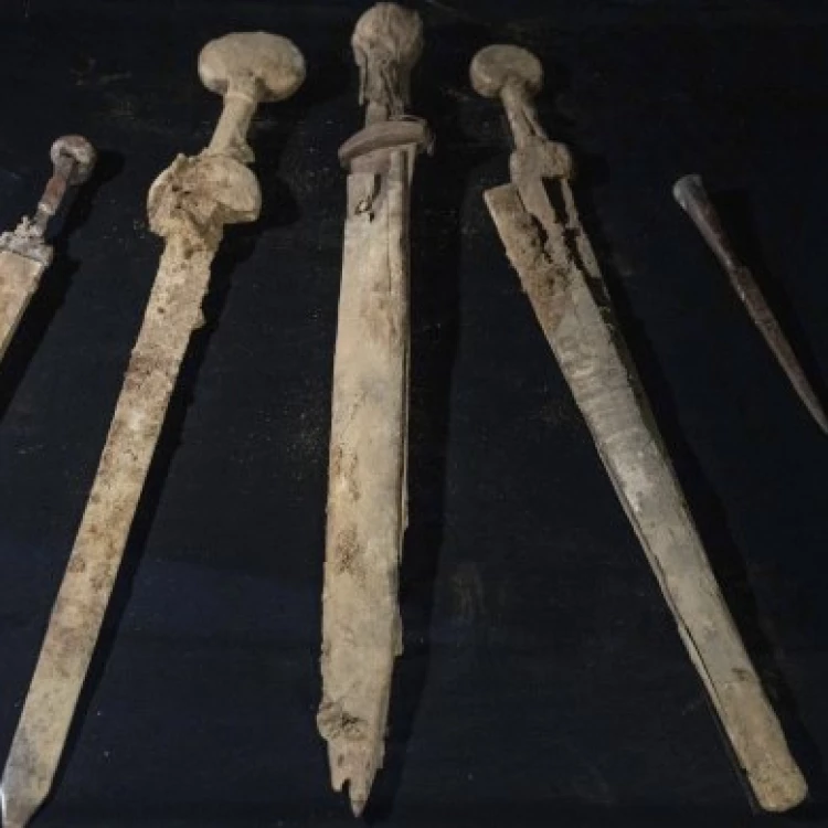 Imagen relacionada de espadas romanas cueva mar muerto