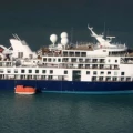 Imagen relacionada de barco de lujo encallado groenlandia
