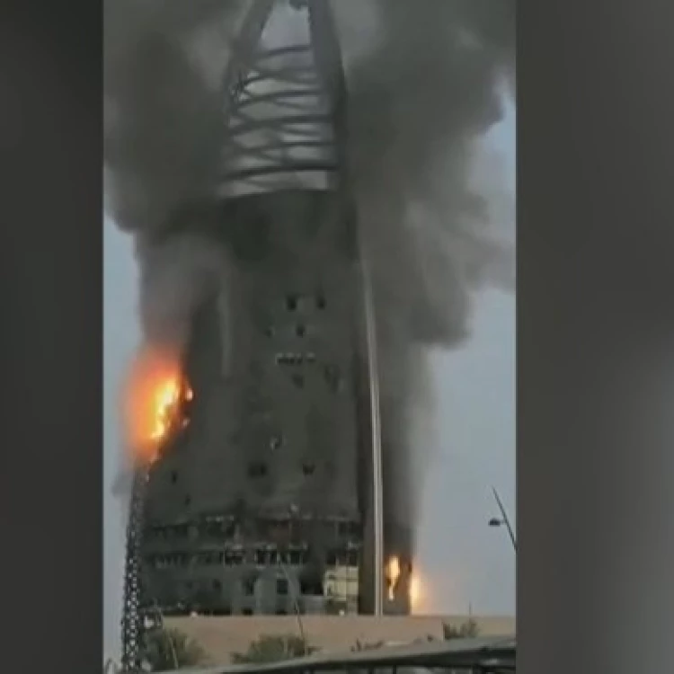 Imagen relacionada de edificio emblematico de 18 pisos en sudan envuelto en llamas durante enfrentamientos militares