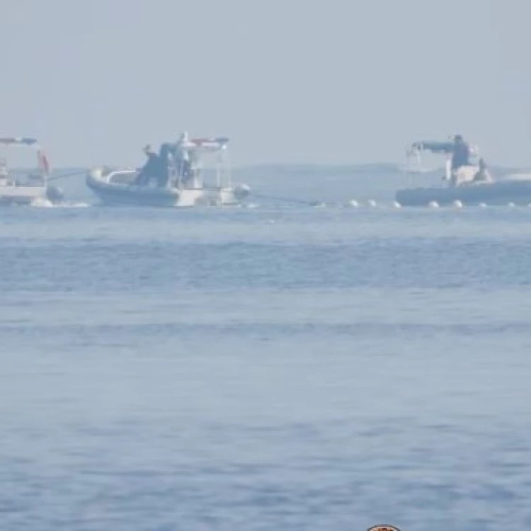 Imagen relacionada de retiran barrera flotante china mar china meridional