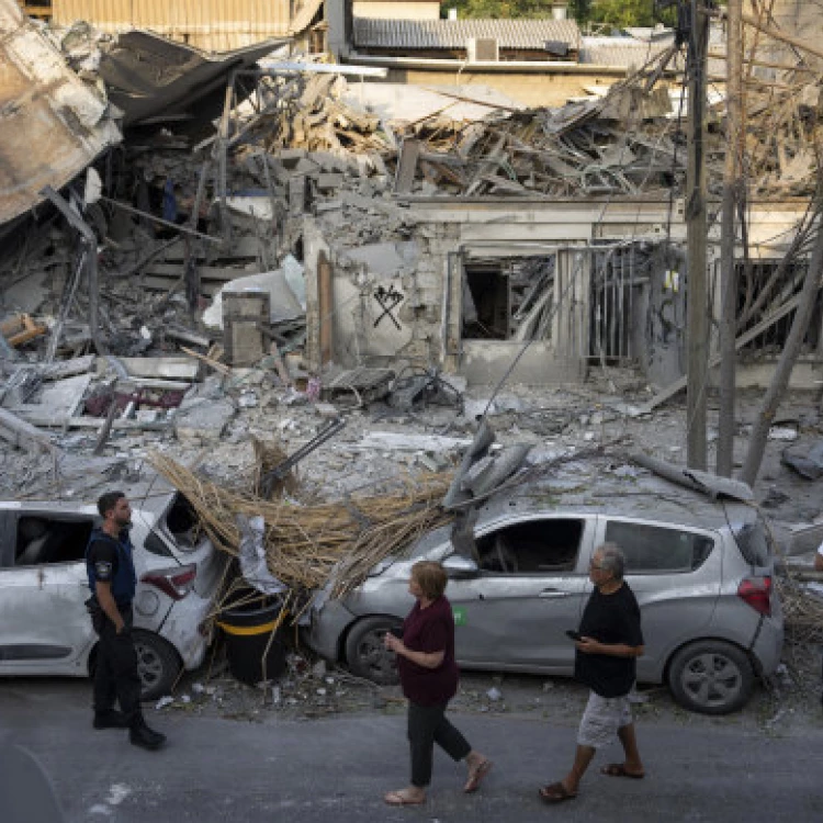 Imagen relacionada de familia britanica se esconde mientras milicianos de hamas incendian su casa en israel
