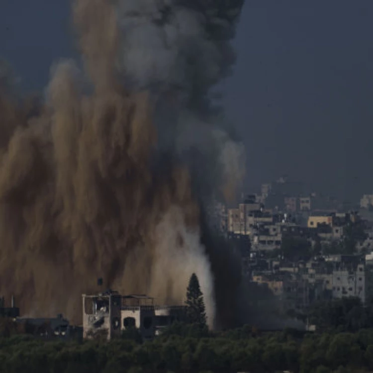 Imagen relacionada de fuertes bombardeos israelies provocan victimas en gaza