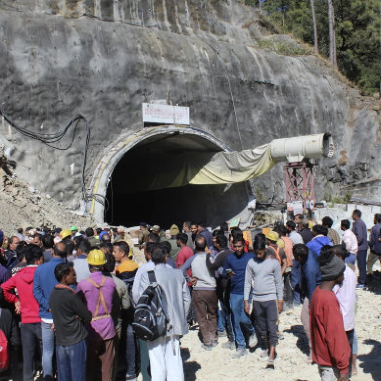 Imagen relacionada de trabajadores atrapados tunel colapsado india