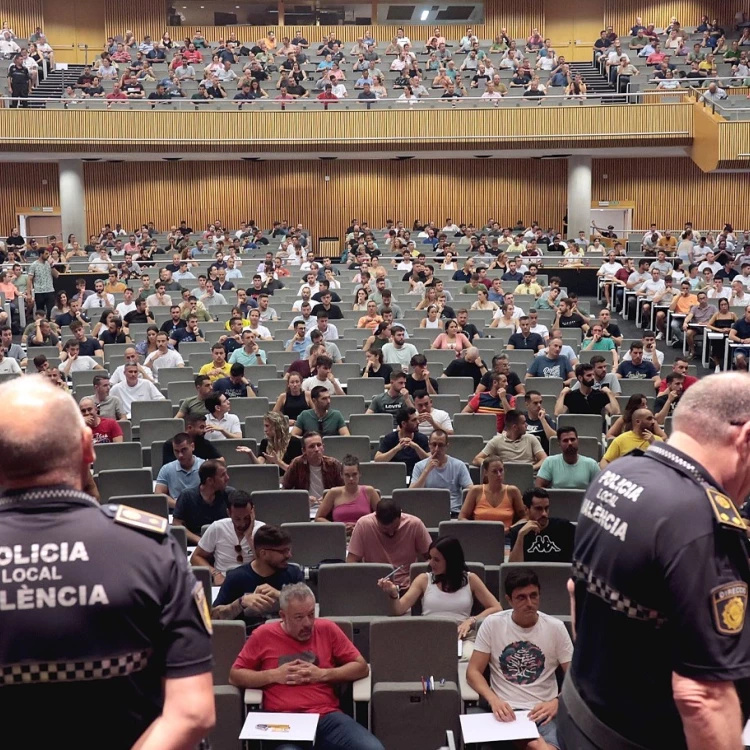 Imagen relacionada de 900 aspirantes pruebas acceso policia local valencia
