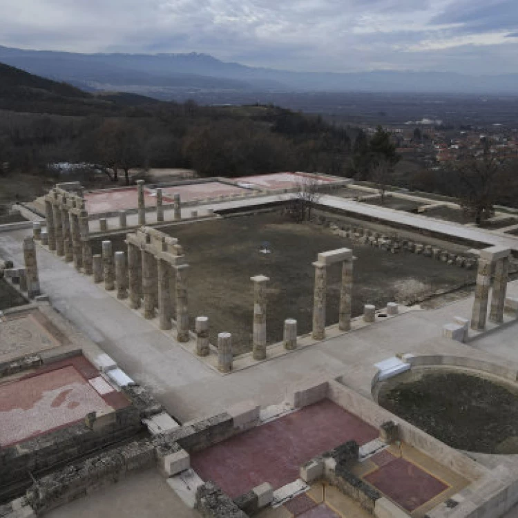 Imagen relacionada de descubren palacio antigua grecia aigai