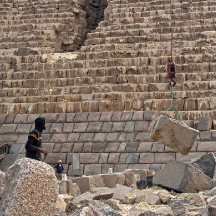 Imagen relacionada de polémica restauración piramide menkaure giza