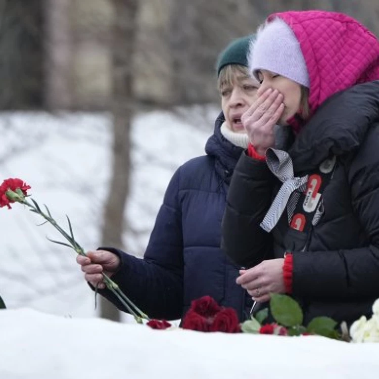 Imagen relacionada de entregan el cuerpo de alexei navalny a su madre tras su muerte en prision