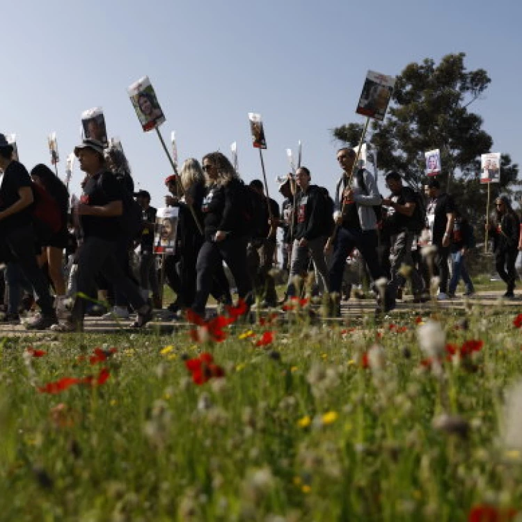 Imagen relacionada de familiares de rehenes marchan hacia jerusalen exigiendo su liberacion