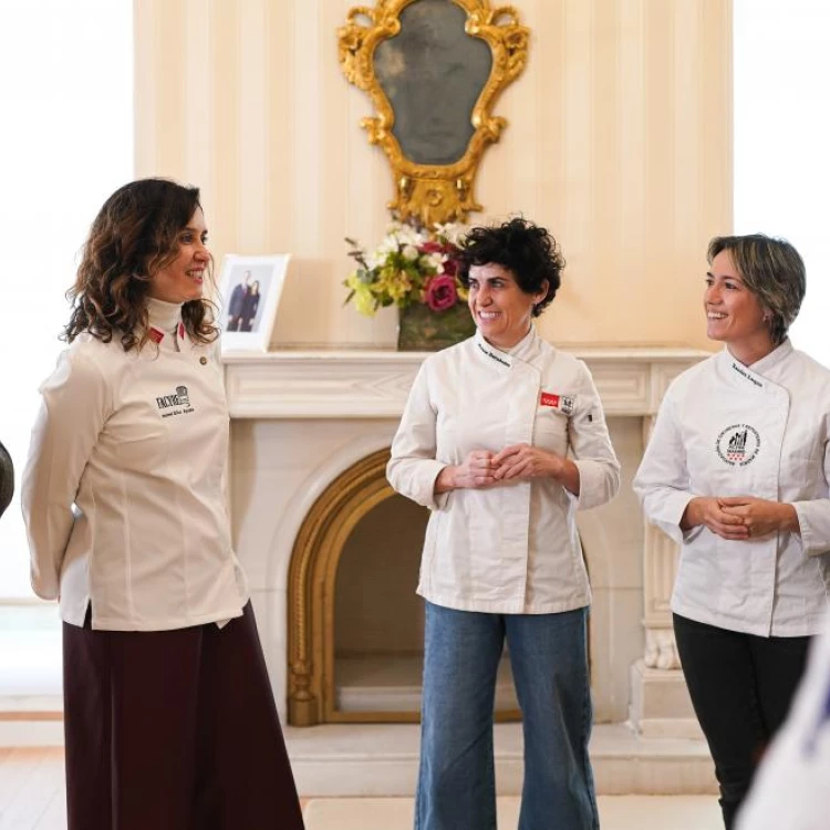 Imagen relacionada de isabel diaz ayuso galardonada chaquetilla embajadora mujer gastronomia madrid