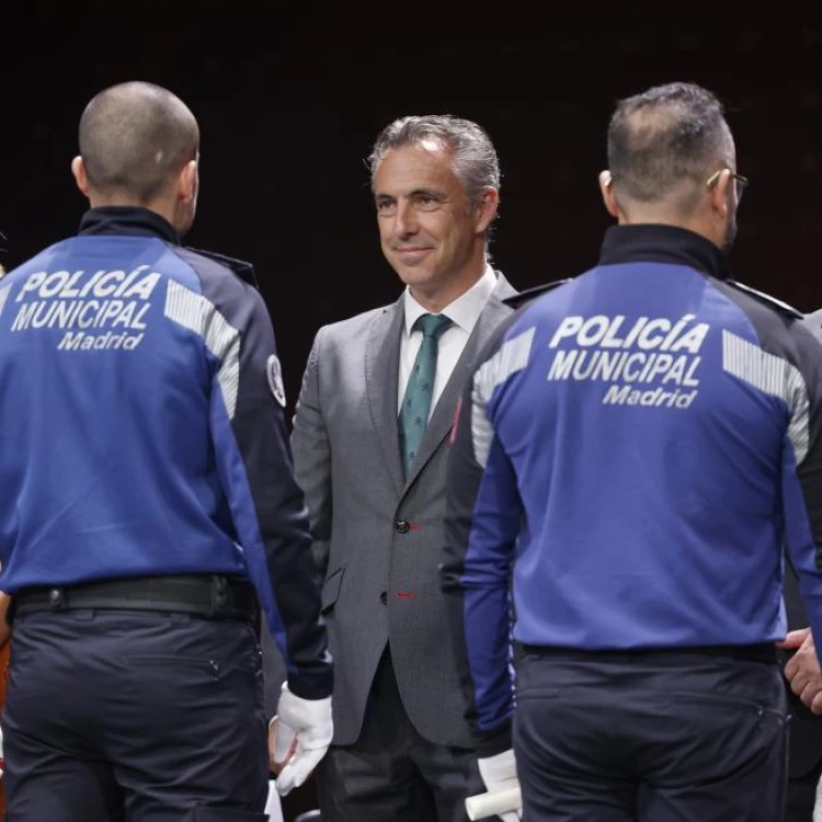 Imagen relacionada de entrega de diplomas a la nueva promocion de policia local de madrid