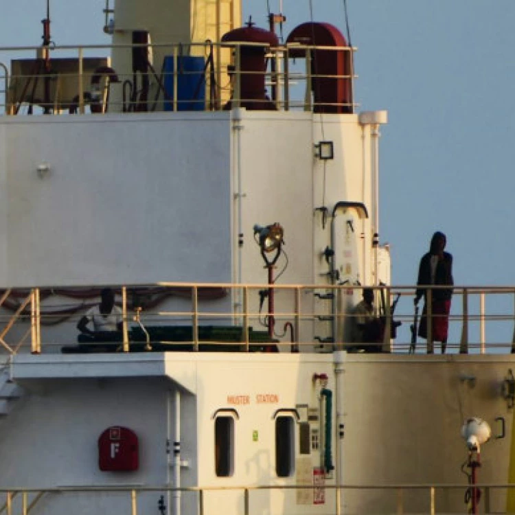 Imagen relacionada de la armada india rescata un carguero secuestrado por piratas somalies