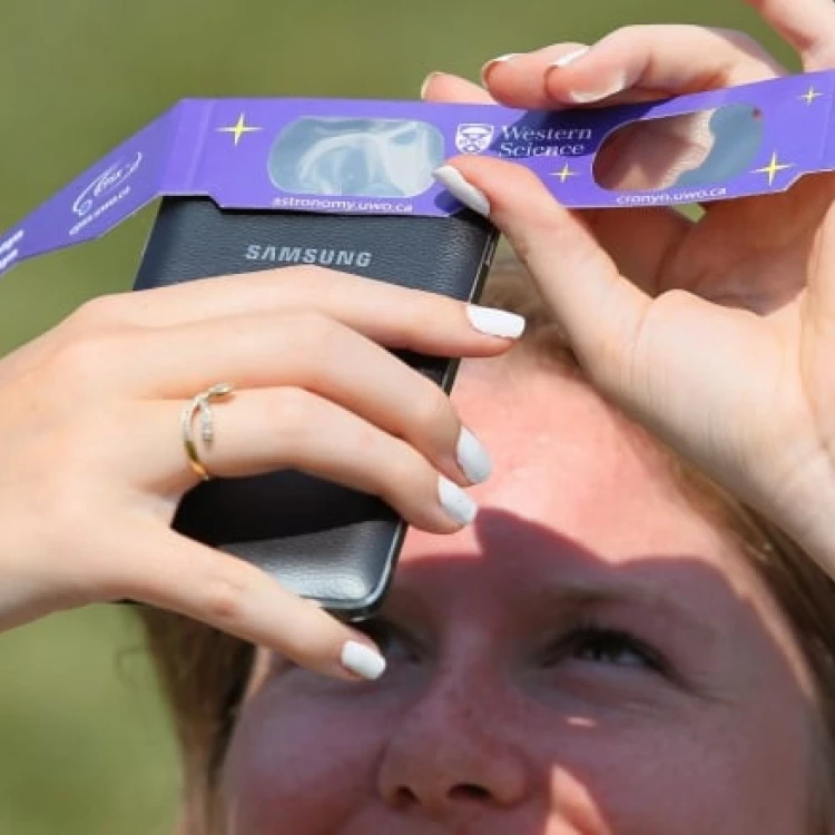 Imagen relacionada de como fotografiar el eclipse sin dañar tu telefono