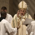 Imagen relacionada de el papa francisco preside la solemne vigilia de pascua en el vaticano