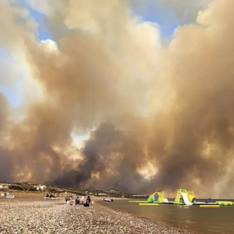 Imagen relacionada de incendio forestal isla rodas evacuacion