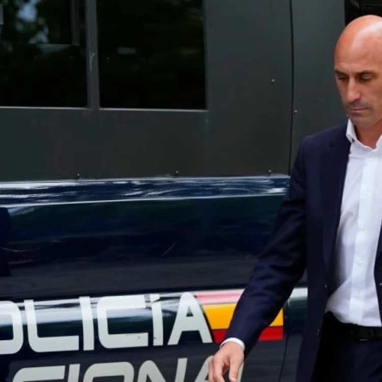 Imagen relacionada de detenido ex presidente federacion espanola futbol luis rubiales investigacion corrupcion