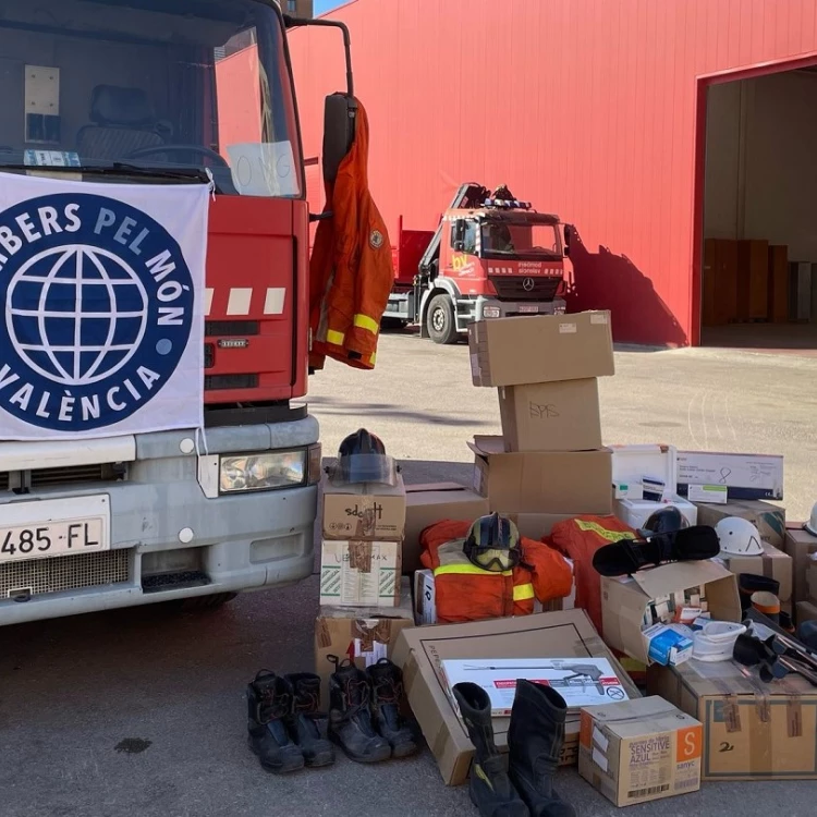Imagen relacionada de entregados dos camiones material bomberos ucrania ayuntamiento valencia