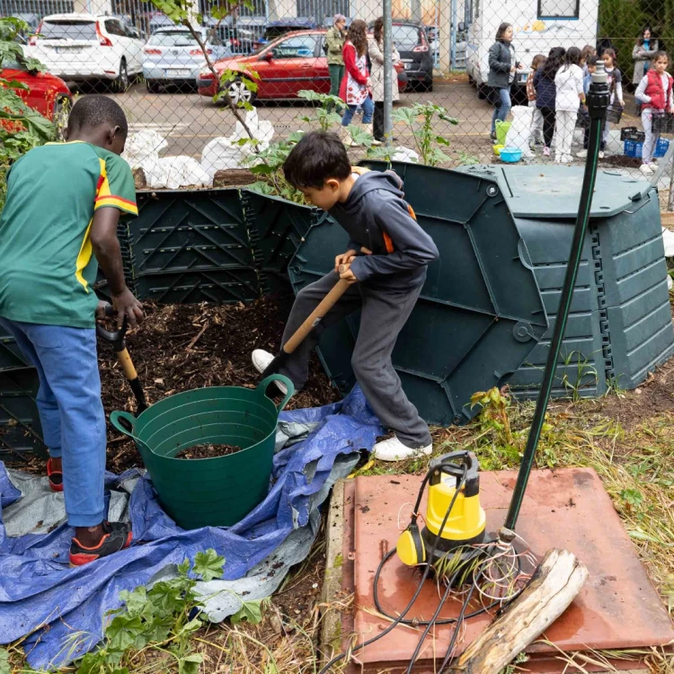 Imagen relacionada de ninos zaragozanos aprenden a hacer compost en su colegio