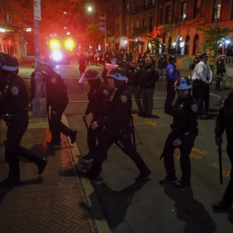 Imagen relacionada de policia de nueva york irrumpe en la universidad de columbia para desalojar a manifestantes