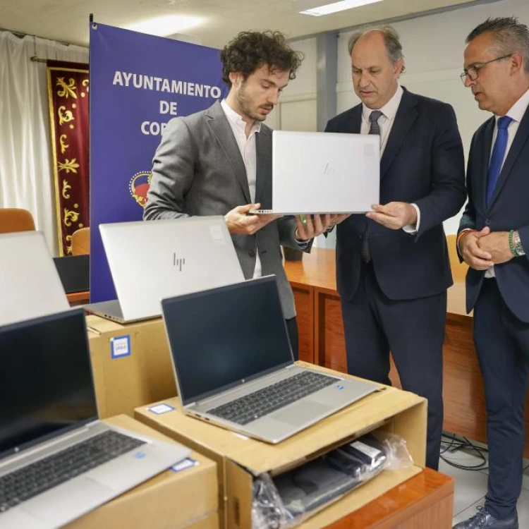 Imagen relacionada de comunidad madrid entrega dispositivos informaticos municipios