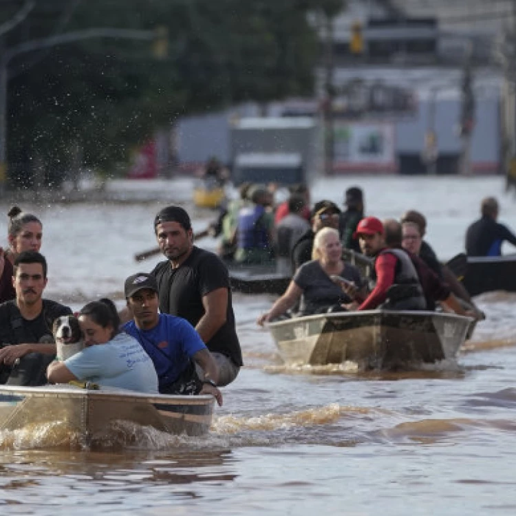 Imagen relacionada de inundaciones devastadoras brasil